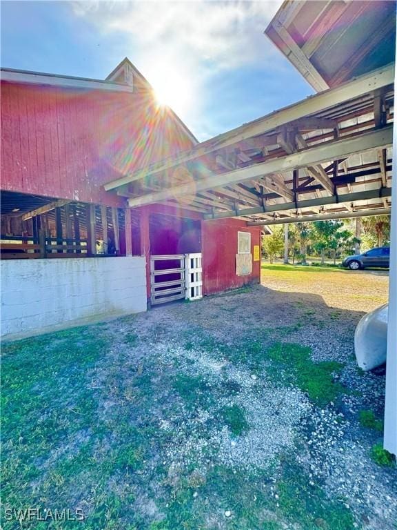 view of yard featuring an outbuilding