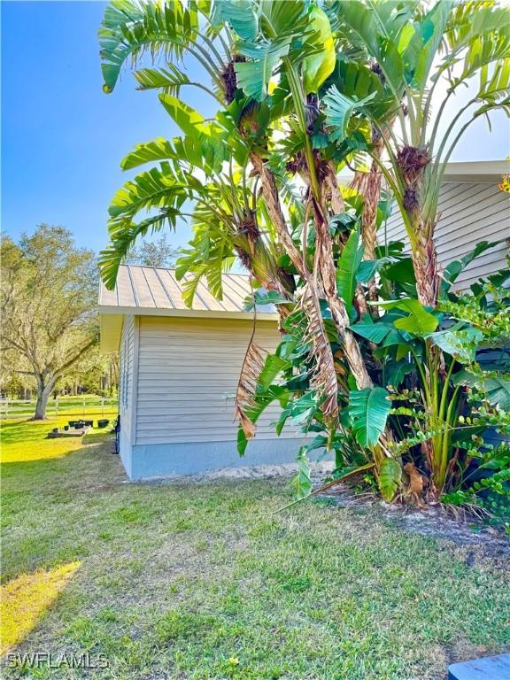 view of side of property featuring a lawn