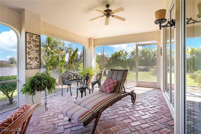 sunroom with ceiling fan