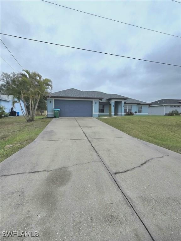 view of front facade featuring a garage and a front yard