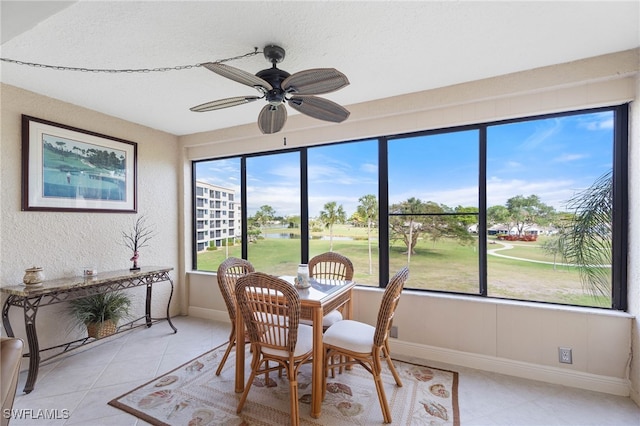 sunroom with ceiling fan