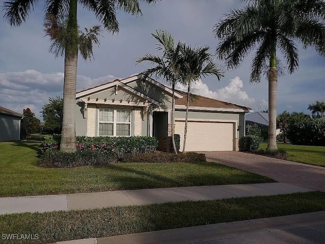 view of front facade featuring a garage and a front yard