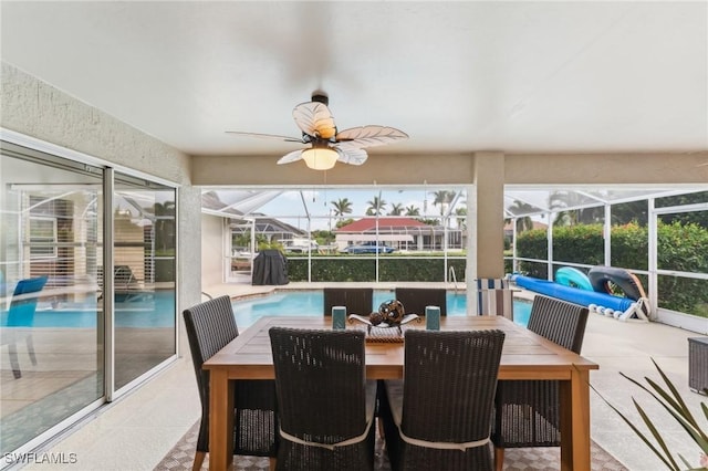 sunroom with ceiling fan