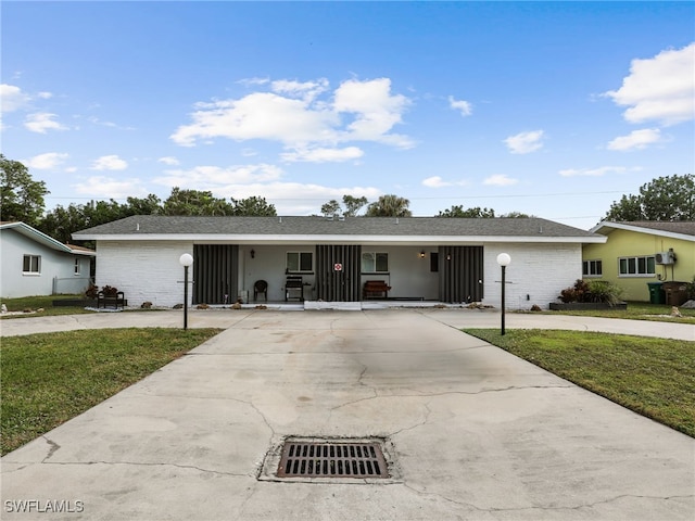 ranch-style house featuring a front yard and a porch