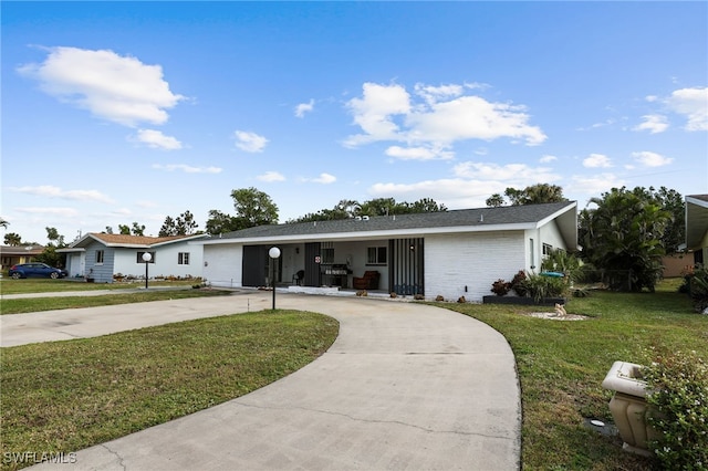 ranch-style house featuring a front yard