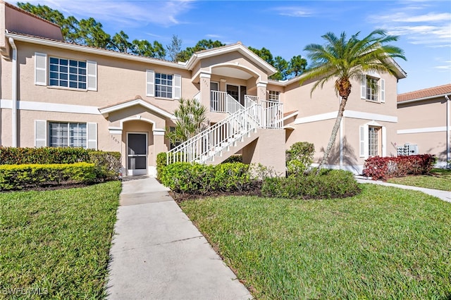 view of front of property featuring a front lawn