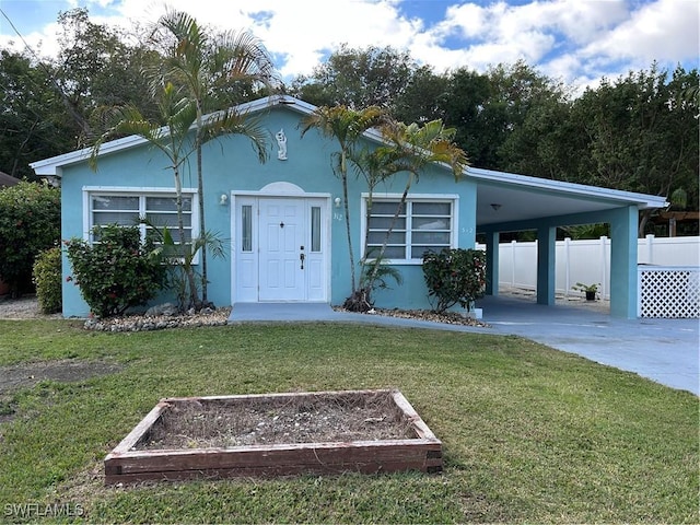 view of front of house with a carport and a front yard