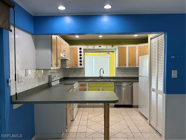 kitchen featuring tasteful backsplash, sink, ornamental molding, light tile patterned floors, and white appliances