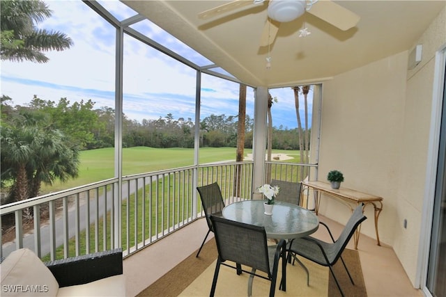 sunroom with ceiling fan