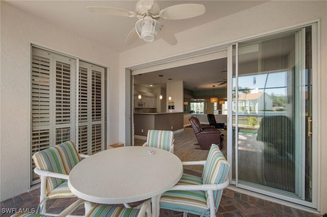 sunroom with ceiling fan