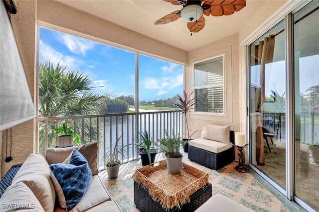 sunroom with ceiling fan