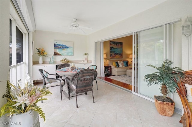 sunroom with ceiling fan