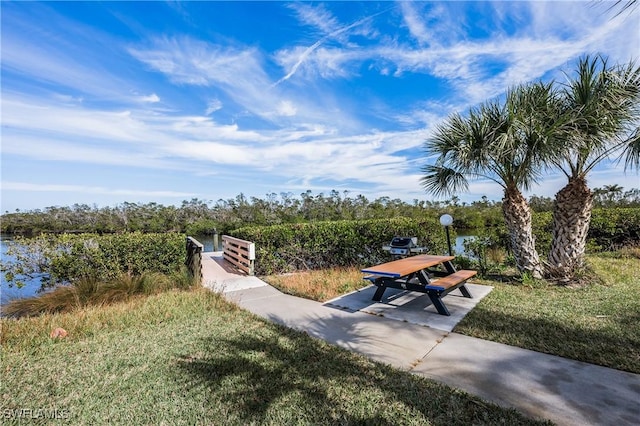 view of property's community featuring a lawn