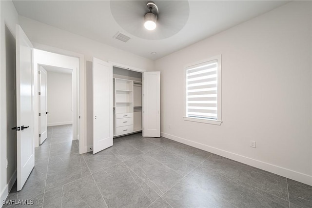 unfurnished bedroom featuring ceiling fan and a closet