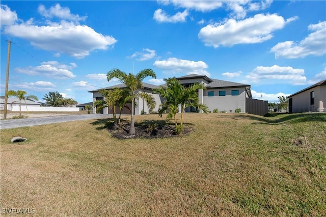 view of front of home featuring a front lawn