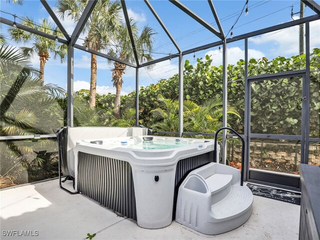 sunroom / solarium featuring a hot tub