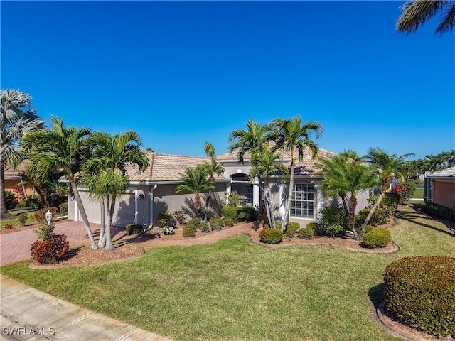 view of front of property featuring a front yard