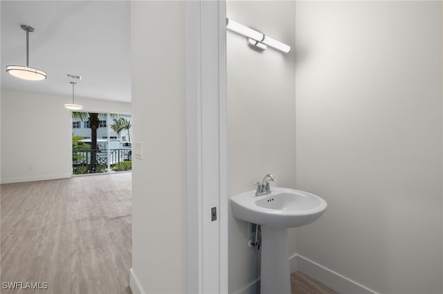 bathroom featuring wood finished floors, visible vents, and baseboards