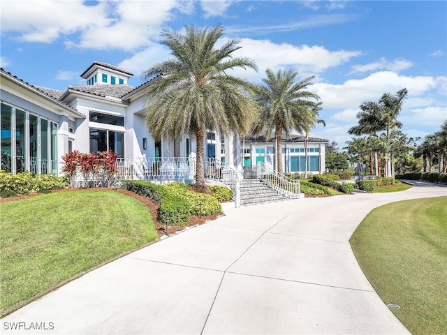 view of front of property featuring a front lawn