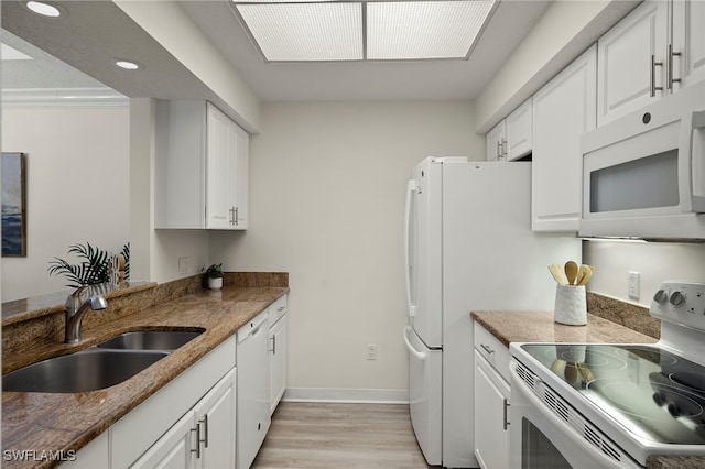 kitchen with sink, white cabinets, white appliances, ornamental molding, and light wood-type flooring