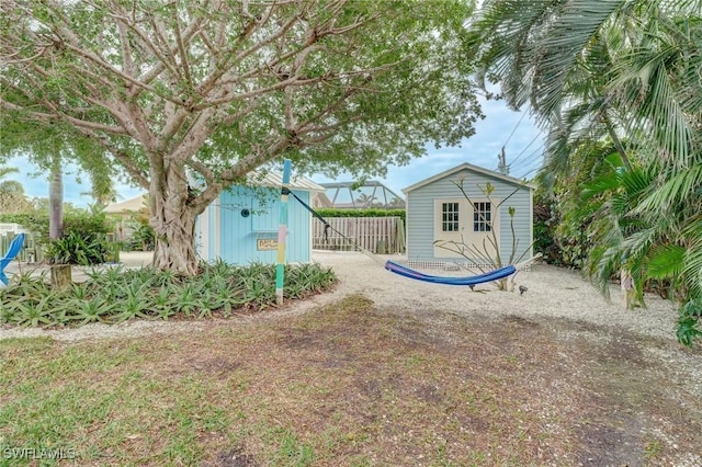 view of yard featuring a shed