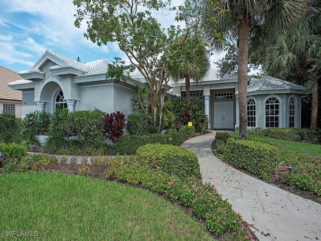 view of front of house featuring a front lawn