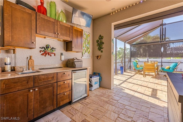 kitchen with sink, fridge, vaulted ceiling, and decorative backsplash