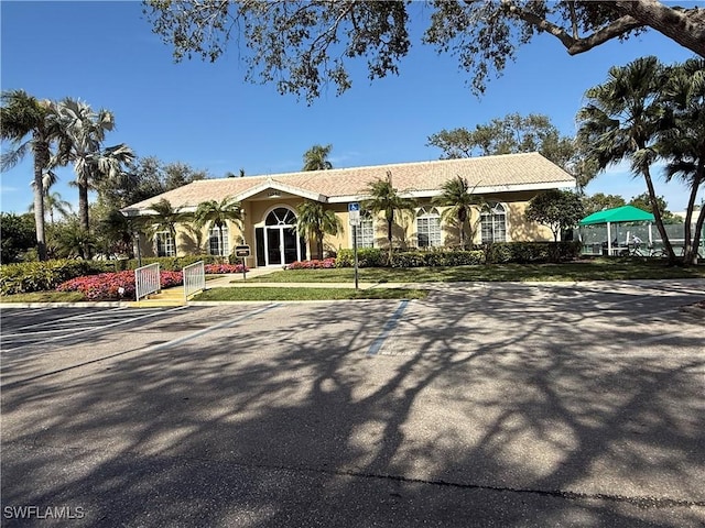 view of front of house with a front lawn