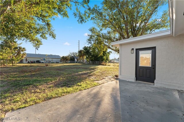 view of yard featuring a patio area