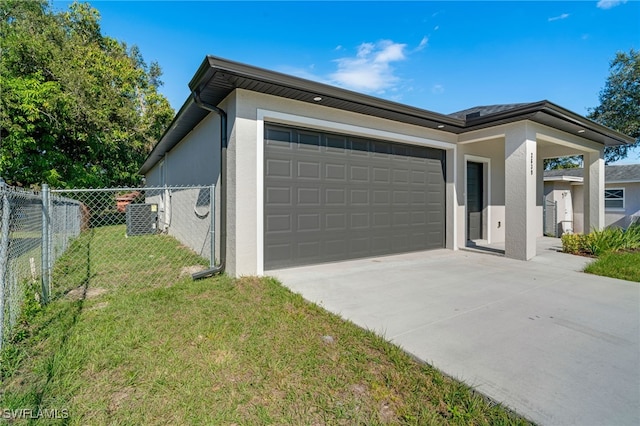 view of front of house featuring a garage and a front yard