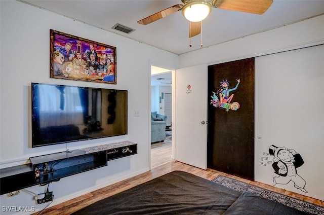 living room with light wood-type flooring and ceiling fan