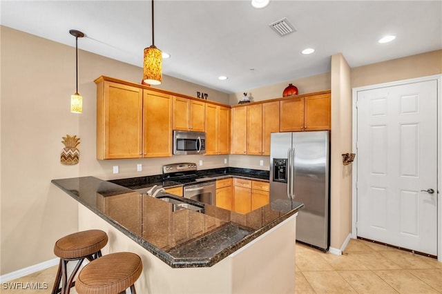 kitchen with sink, hanging light fixtures, stainless steel appliances, kitchen peninsula, and dark stone counters