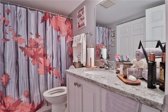 full bathroom with a shower with curtain, visible vents, vanity, and toilet