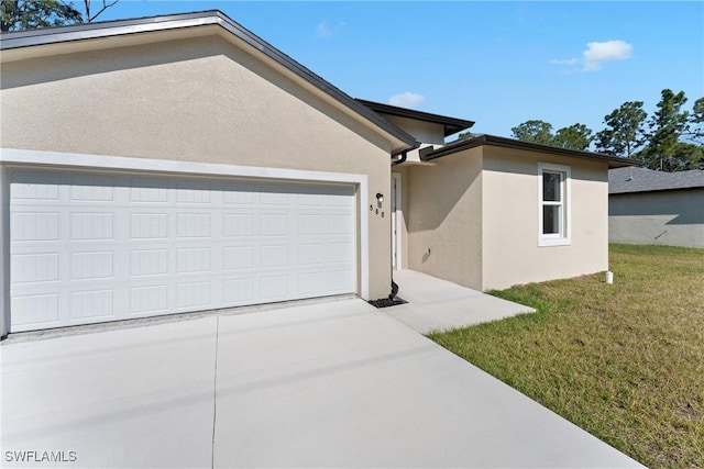 view of front of home featuring a front yard and a garage