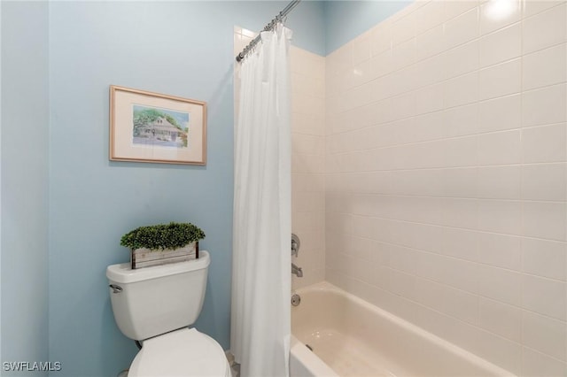 bathroom featuring toilet and shower / tub combo