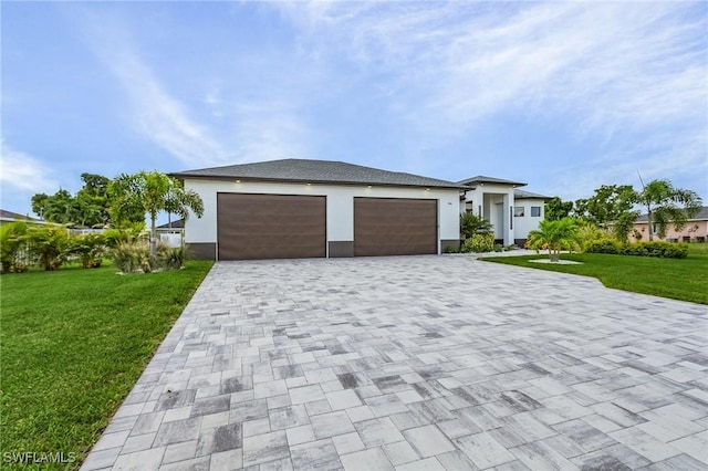 view of front facade featuring a garage and a front yard