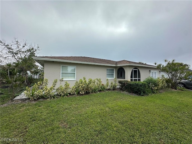 view of front of home featuring a front lawn