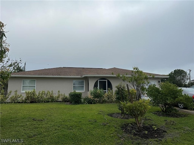 view of front facade featuring a front lawn