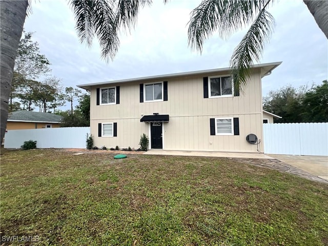 view of front of property featuring a patio area and a front yard