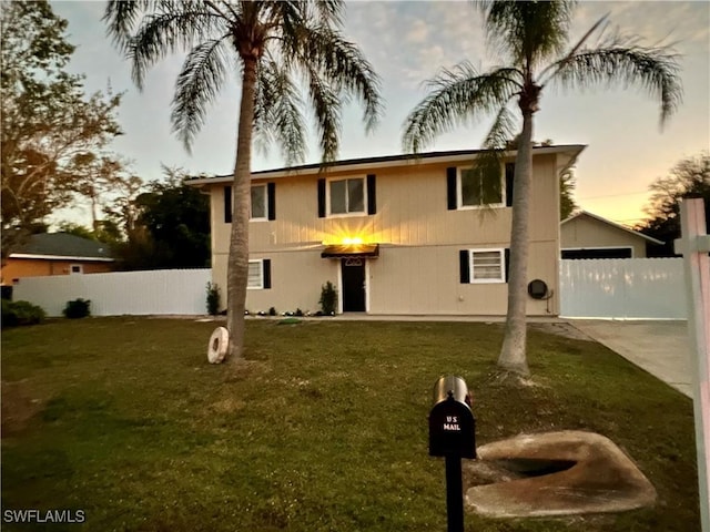 view of front of house featuring a yard