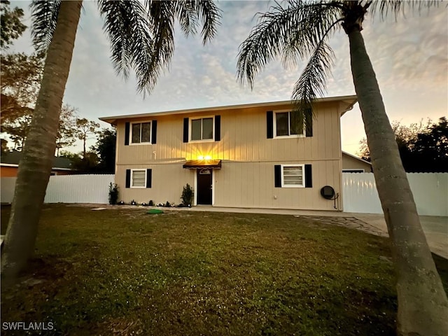 view of front facade featuring a patio area and a yard