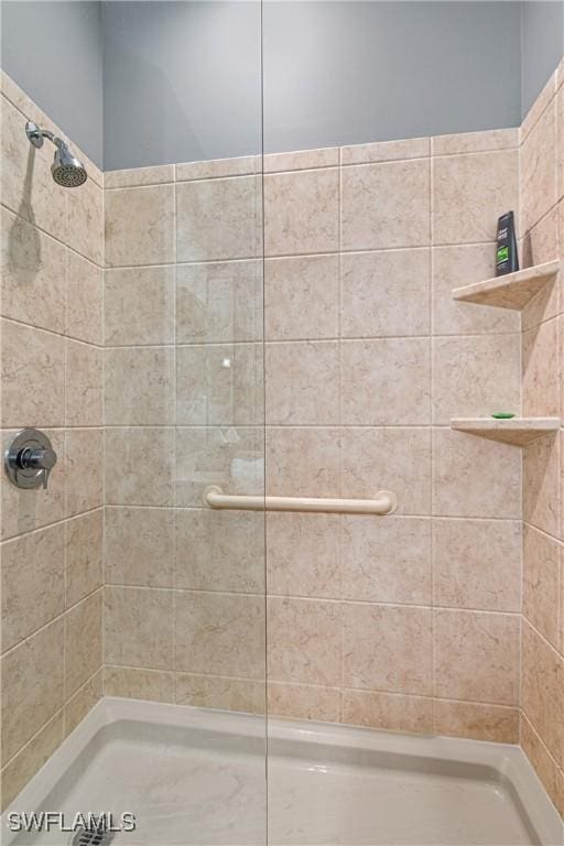 bathroom featuring a tile shower