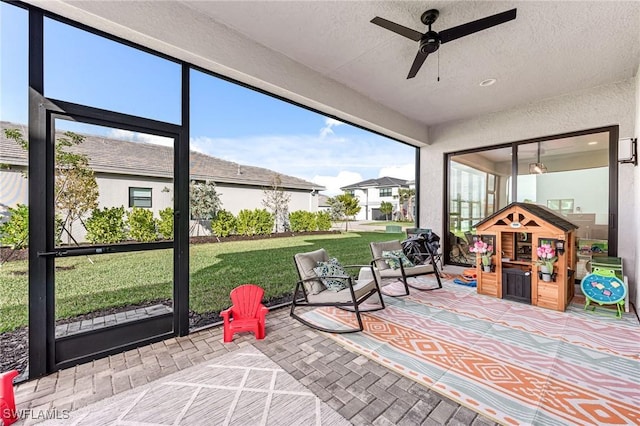 sunroom with ceiling fan