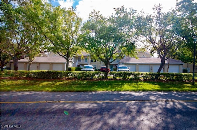 view of front of house featuring a front lawn