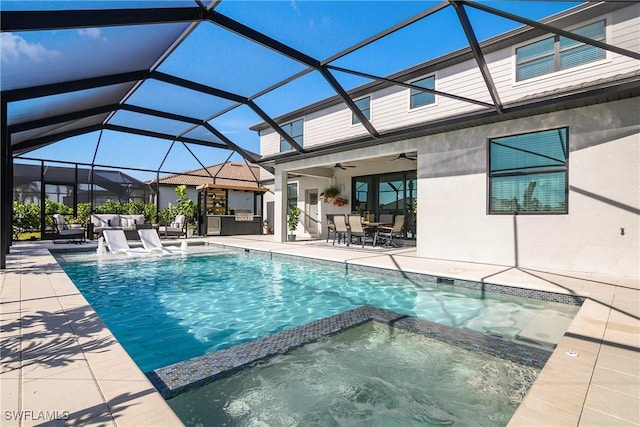 view of swimming pool with an outdoor hangout area, an in ground hot tub, a patio, a lanai, and ceiling fan