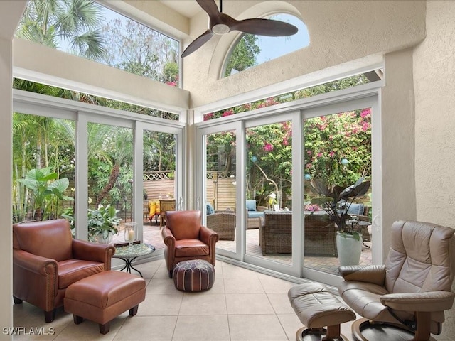 sunroom with ceiling fan