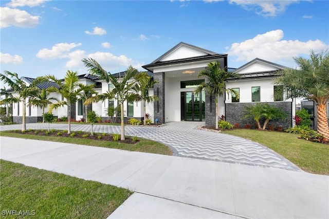 view of front facade featuring a front yard