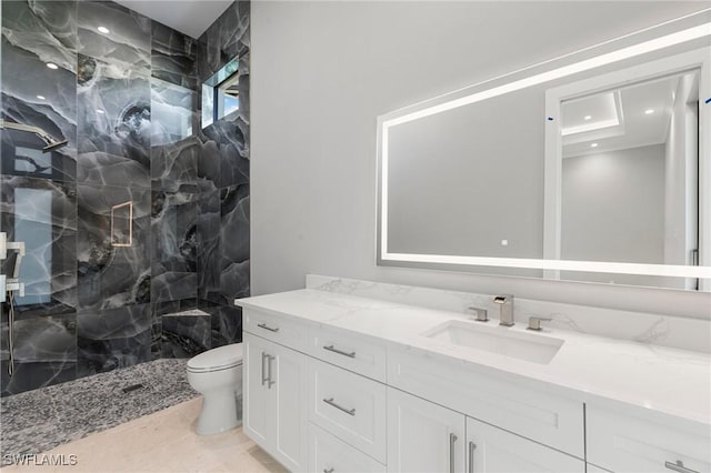 full bath featuring recessed lighting, toilet, tiled shower, and vanity