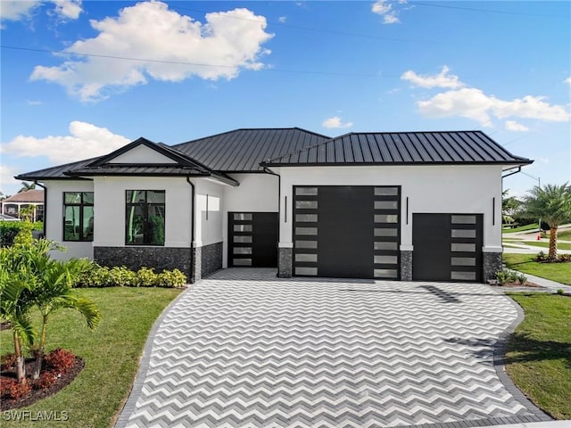 view of front of house featuring a front yard and a garage