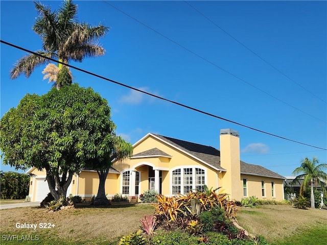 view of front facade featuring a garage and a front lawn